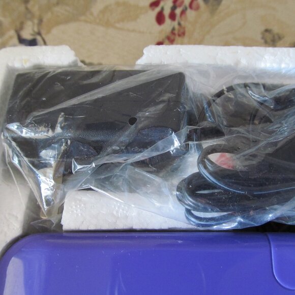 Craig Purple 9" Swivel Screen Portable DVD/CD Player w/Accessories CTFT712 NIB - Picture 9 of 15